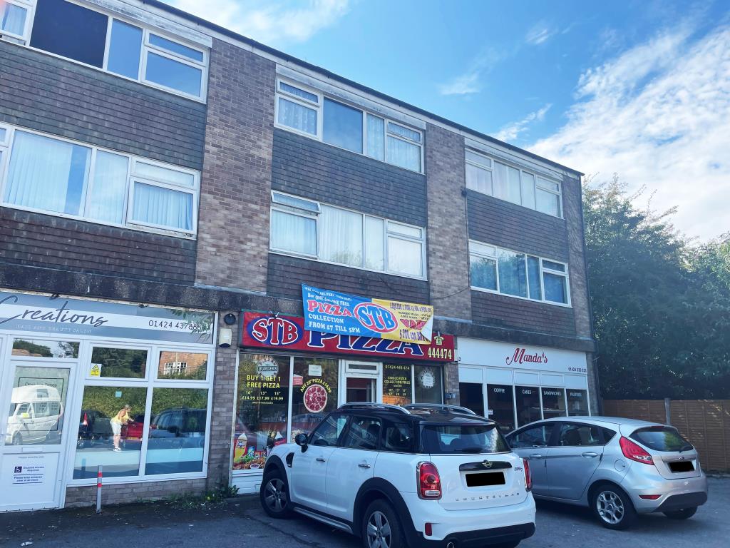 Lot: 95 - MIXED COMMERCIAL AND RESIDENTIAL INVESTMENT - mid terrace property arranged as shop and flats